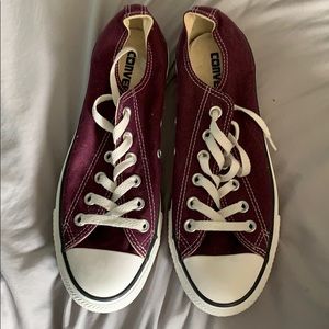 Women’s size 8 low cut converse shoes